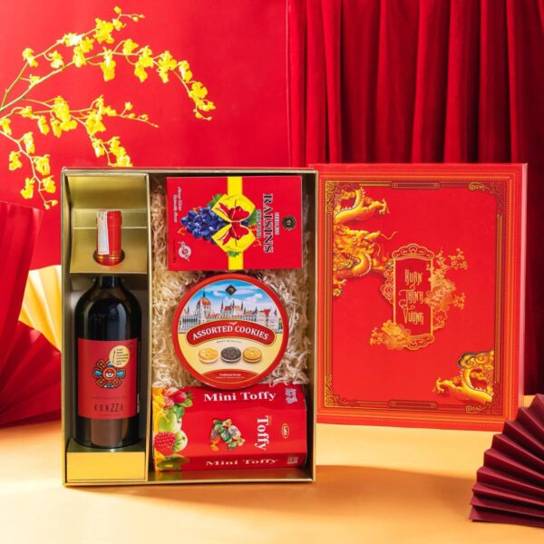 Hộp quà tết sang trọng bao gồm rượu ngoại nhập, trà và các loại mứt cao cấp