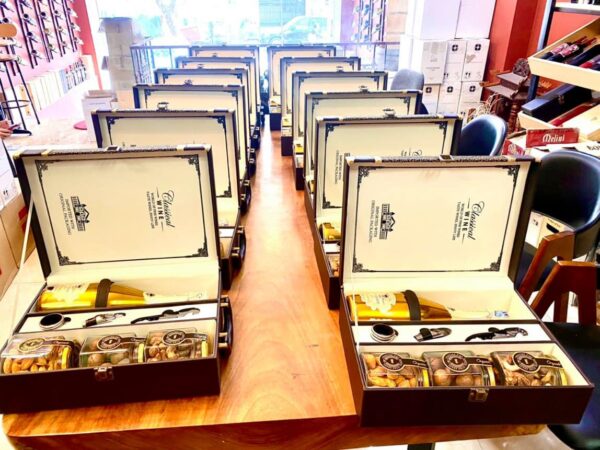 Hộp quà tết sang trọng bao gồm rượu ngoại nhập, trà và các loại mứt cao cấp
