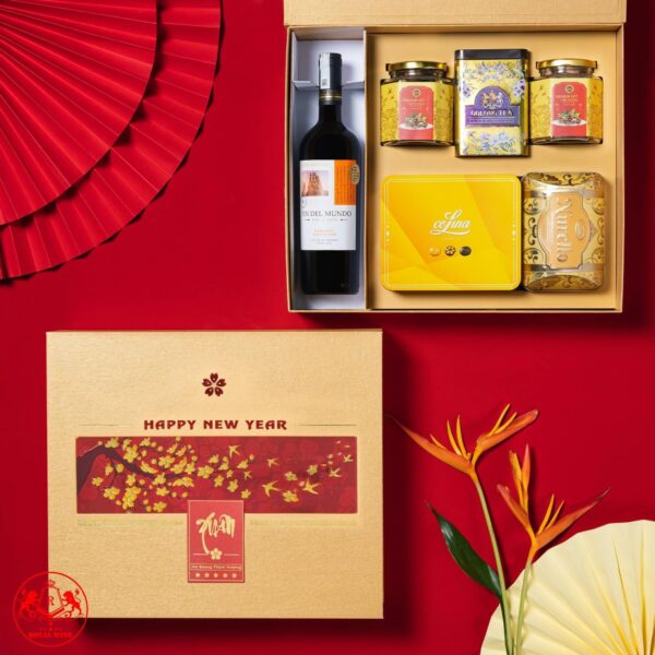 Hộp quà tết bao gồm rượu vang thượng hạng và các loại hạt khô, mứt cao cấp